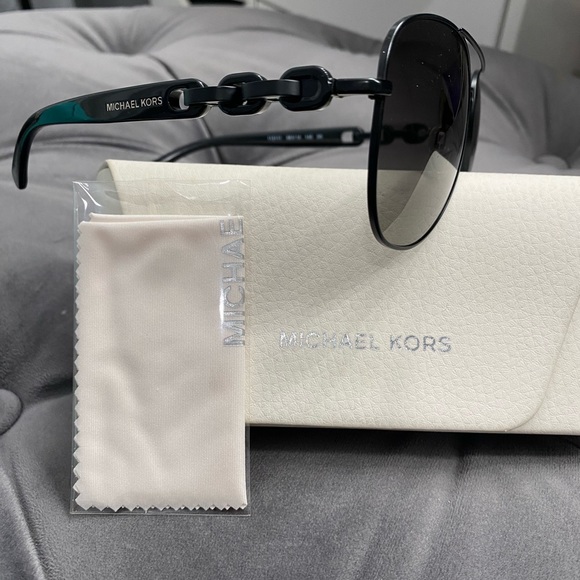 New Michael Kors Aviator Sun Glasses 👓 Case and new cloth included - Picture 3 of 4